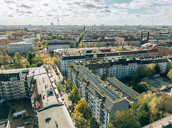 Stadtlandschaft mit modernen Gebäuden und Bäumen